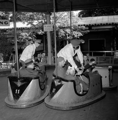 GÖTEBORG 1944-06-24. Det är midsommar och pappa som ligger i beredskapen har permission. Tar da den lilla dottern med sig till Liseberg och aker Radiobilarna. *** Local Caption *** GT Lada: Krep-Liseberg GÖTEBORG SVERIGE x2524x *** GÖTEBORG 1944 06 24 Its midsummer and daddy who is on standby has leave Takes the little daughter with him to Liseberg and aker Radiobilarna Local Caption GT Lada Krep Liseberg GÖTEBORG SWEDEN x2524x  Copyright: xKamerareportage TTx RADIOBILAR PA LISEBERG