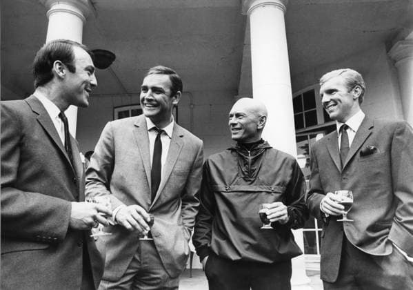 Orig. caption... Film stars Sean Connery and Yul Brunner in pleasant conversation with English football stars Jimmy Greaves and Bobby Moore. Orig. caption... WHEN SOCCER STARS MEET FILM STARS Stars 0f two different worlds share a joke at Pinewood Studios, at Iver, Buckinghamshire yesterday (Tuesday) when the England World Cup Soccer Team met stars of the film world. Left to right in the picture are: Jimmy Greaves, Forward, Sean Connery (007 Secret Agent James Bond), Yul Brunner and Half-back Bobby Moore. persons: YUL BRUNNER;BOBBY MOORE;SEAN CONNERY;JIMMY GREAVES sites: UNITED KINGDOM sp_sw x5600x *** Orig caption Film stars Sean Connery and Yul Brunner in pleasant conversation with English football stars Jimmy Greaves and Bobby Moore Ori  Copyright: xx SEAN CONNERY HAS FUN