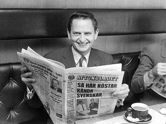 Olof Palme, politiker (S) Sverige statsminister, kommunikationsminister. Olof Palme läser Aftonbladet, rubriken pa första sidan är Sa här röstar kända svenskar . 1970-09-20 (c) LÖFMAN CARL O Aftonbladet TT * * * EXPRESSEN OUT * * * AFTONBLADET 5600 Stockholm Sverige x2512x *** Olof Palme, politician S Sweden Prime Minister, Minister of Communications Olof Palme reads Aftonbladet, the headline on the first page is Sa här röstar kända svenskar 1970 09 20 c LÖFMAN CARL O Aftonbladet TT EXPRESSEN OUT AFTONBLADET 5600 Stockholm Sweden x2512x  Copyright: xLÖFMANxCARLxO Aftonbladetx Olof Palme läser Aftonbladet