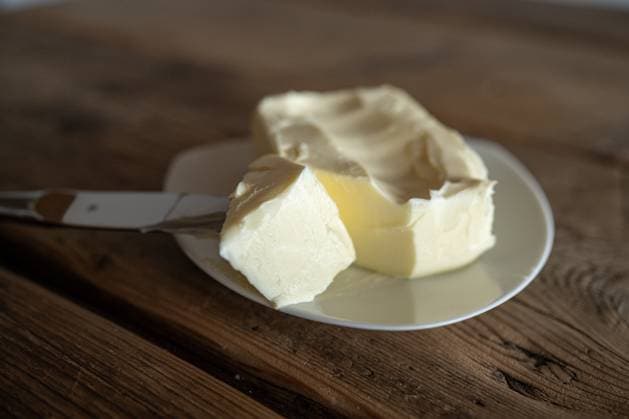 Steigender Butterpreis in Deutschland Ein Alltagsprodukt im Wandel 13.10.24, Limburg: Symbolfoto, Illustrationsbild, Symbolbild, Illustrationsfoto, Alltagsszene Steigender Butterpreis in Deutschland Ein Alltagsprodukt im Wandel Eine Nahaufnahme zeigt, wie Butter mit einem Messer von einem Butterstück abgestrichen wird. Die steigenden Butterpreise spiegeln die zunehmenden Herausforderungen in der deutschen Milchwirtschaft wider. Während der Preis im Sommer 2023 auf 1,39 Euro pro Päckchen Eigenmarken fiel, stieg er im August 2024 wieder um 41 Prozent im Vergleich zu 2020, so das Statistische Bundesamt. Limburg Hessen Germany *** Rising butter price in Germany An everyday product in transition 13 10 24, Limburg Symbol photo, ill