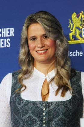 Bayerischer Sportpreis 2024 in der BMW Welt in München. Natalie Geisenberger ist eine ehemalige deutsche Rennrodlerin. Sie wurde bei den Olympischen Winterspielen 2014 in Sotschi, 2018 in Pyeongchang und 2022 in Peking jeweils Doppelolympiasiegerin