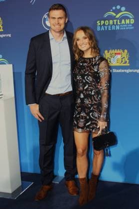 Bayerischer Sportpreis 2024 in der BMW Welt in München. TV-Moderatorin Nele Schenker - inzwischen Nele Ocic und ihr Ehemann Hannes Ocik, deutscher Ruderer. Er gewann zwei olympische Silbermedaillen und war dreimal Weltmeister
