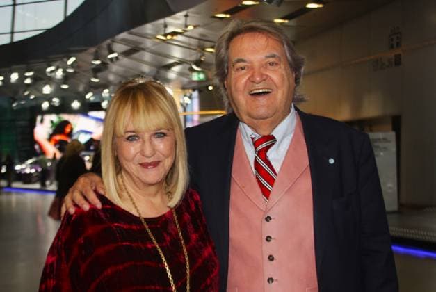 Bayerischer Sportpreis 2024 in der BMW Welt in München. Besucher beim Sportpreis - Patricia Riekel und Helmut Markwort