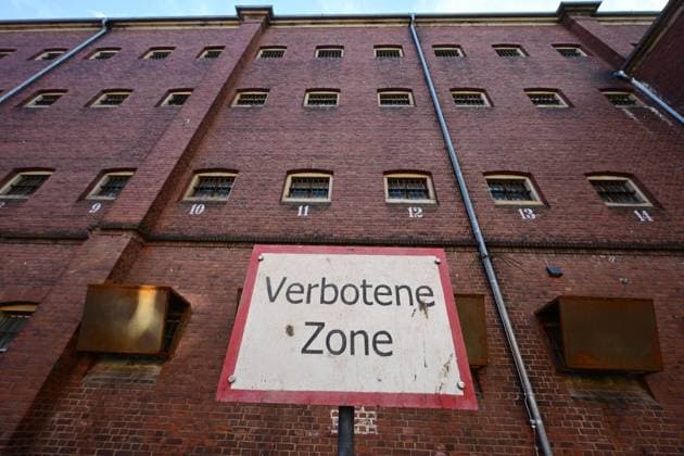 Einweihung des Kunstwerkes Â»BogenÂ« von Leunora Salihu für den Purple Path in Stollberg. Das ehemalige Frauengefängnis Stollberg Hoheneck ist seit heute Teil des Purple Path auf dem Weg zur Kulturhauptstadt Europas Chemnitz 2025. Es nimmt damit Bezüge des Ortes und der Region wie auch die Themen der Kulturhauptstadt auf.Das ehemalige Frauengefängnis Hoheneck ist nicht nur ein Ort des Gedenkens, sondern auch ein Mahnmal für die Demokratie. Der Purple Path ist ein im Aufbau befindlicher Kunstparcours, der die Stadt Chemnitz mit 38 Gemeinden in der Region verbindet. Die Kunstwerke stammen von lokalen und international renommierten Künstlerinnen und Künstlern aus dem Bereich der modernen bildenden Kunst. Die Gedenkstätte Frauenhaftanst DSC_4794