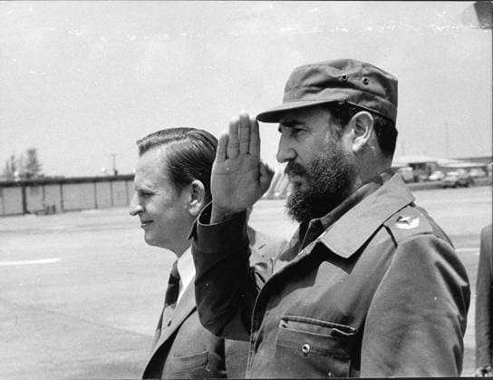 Fr.vä. Olof Palme, politiker (S) Sverige statsminister besöker Kuba, tas emot pa flygplatsen i Havanna av Fidel Castro, politiker Kuba premiärminister, generalsekreterare i Partido Comunista de Cuba (PCC). Resor. Uniform. Honnör. Huvudbonad, keps. Okänt fotodatum. Odaterad bild fran juni 1975. (eg. Fidel Castro Ruz) 1975-06-01 (c) ASTRÖM LARS Aftonbladet IBL Bildbyra * * * EXPRESSEN OUT * * * AFTONBLADET 5600 Havana Cuba x2512x *** From left Olof Palme, politician S Sweden Prime Minister visits Cuba, is received at the airport in Havana by Fidel Castro, politician Cuba Prime Minister, Secretary General of the Partido Comunista de Cuba PCC Travel Uniform Honors Headgear, cap Unknown photo date Undated picture from J  Copyright: xAftonbladet TTx Fidel Castro