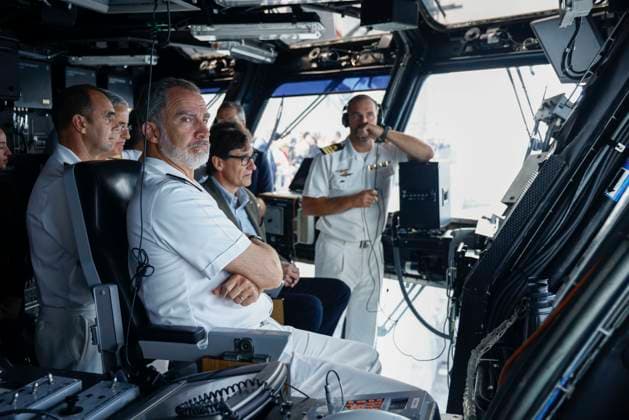 Bilder des Jahres 2024, Entertainment 10 Oktober Entertainment Themen der Woche KW41 Entertainment Bilder des Tages Spain s King Felipe VI (L) on the bridge of Spanish Navy s Landing Helicopter Dock amphibious assault ship Juan Carlos I as he visits the ship at the port of Barcelona, Catalonia, northeastern Spain, 13 October 2024. The monarch visits the ship in the framework of 37th Louis Vuitton 37th America s Cup sailing event. Spain s King Felipe VI visits Spanish Navy s Landing Helicopter Dock amphibious assault ship Juan Carlos I !ACHTUNG: NUR REDAKTIONELLE NUTZUNG!  Copyright: xQuiquexGarciax GRAF2112 20241013-55014927187_1