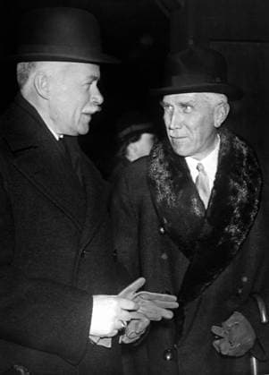 Orig. caption... VON PAPEN IN STOCKHOLM. The German ambassador von Papen arrived on Sunday in Stockholm and was received at Centralen by the German minister in Stockholm, the Prince of Wied. Note Franz von Papen, German diplomat and politician, on the right of the picture Victor, Prinz zu Wied, 1877-1946, German envoy in Stockholm 1933-1943 persons: VICTOR, PRINCE OF WIED; FRANZ VON PAPEN sites: STOCKHOLM; SWEDEN; GERMANY* sp_sw x5600x *** Orig caption VON PAPEN IN STOCKHOLM The German ambassador von Papen arrived on Sunday in Stockholm and was received at Centralen by the German minister in Stockholm, the Prince of Wied Note Franz von Papen, German diplomat and politician, on the right of the picture Victor, Prinz zu Wied, 1877 1946, Ger  Copyright: xXxXxXx THE POPE, FRANZ VON