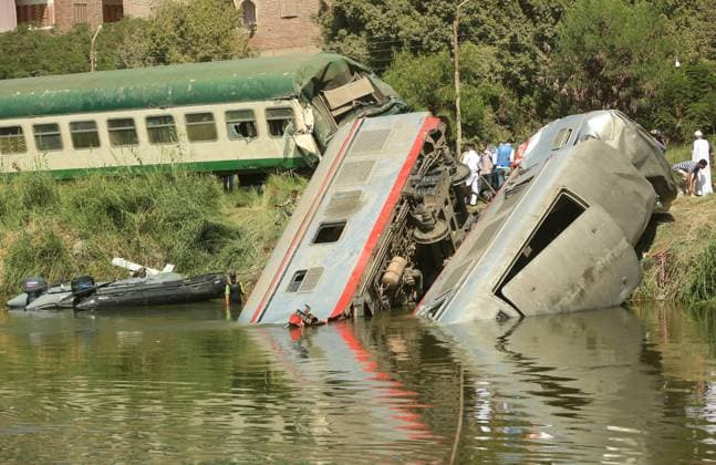 News Themen der Woche KW41 News Bilder des Tages (241013) -- MINYA, Oct. 13, 2024 -- This photo taken on Oct. 13, 2024 shows the scene of a train collision in Minya province, Egypt. At least 20 people were injured in a train collision early Sunday in southern Egypt s Minya province, with no fatalities so far, the Egyptian Health Ministry said. The accident occurred when a locomotive collided with the rear of a train heading from the southern province of Aswan to the capital Cairo, separating two carriages of the train, Egypt s railway authority said. (Photo by Xinhua) EGYPT-MINYA-TRAIN COLLISION MohamedxAsad 
