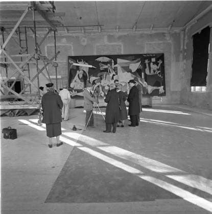 STOCKHOLM 19561015. Staffers are seen preparing the Pablo Picasso painting Guernica for its exhibition at the Museum of Moderna Art in Stockholm, Sweden, October 15, 1956. Stockholm Sverige ttexport x23x *** STOCKHOLM 19561015 Staffers are seen preparing the Pablo Picasso painting Guernica for its exhibition at the Museum of Moderna Art in Stockholm, Sweden, October 15, 1956 Stockholm Sverige ttexport x23x  Copyright: xFolkexHellberg DN TTx GUERNICA