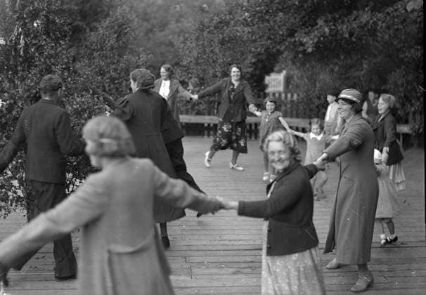 Göteborg 1937-06-23 - Midsommar - Dans kring midsommarstang - okänt var - *** Local Caption *** GT Lada 1937-juni-02 KAMERAREPORTAGE x2524x *** Gothenburg 1937 06 23 Midsummer Dance around midsummer pole unknown where Local Caption GT Lada 1937 June 02 KAMERAREPORTAGE x2524x  Copyright: xKamerareportage TTx