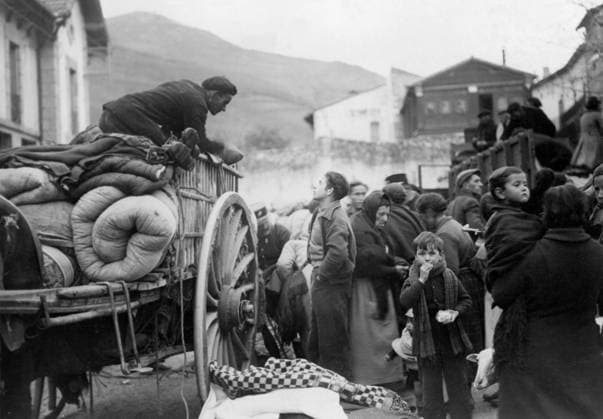 Orig. caption... LES REFUGIES ESPAGNOLS A LA FRONTIER PYRENEENNE. A Prats-de-Mollo, des rÃ fugiÃ s qui viennent d arriver avec le peu qu ils ont pu emporter, attendant quon prenne une dÃ cision Ã leur Ã gard. 2 FÃ vrier 1939. Note. Spanish Civil War - armed conflict between right-wing and left-wing forces in Spain 1936-39. CD621 sites: SPAIN*; FRANCE sp_sw x5600x *** Orig caption SPANISH REFUGEES AT THE PYRENEAN FRONTIER At Prats de Mollo, refugees who have just arrived with the little they could take with them, waiting for a decision to be made about their safety February 2, 1939 Note Spanish Civil War armed conflict between right wing and left wing forces in Spain 1936 39 CD621 sites SPAIN FRANCE sp sw x5600x  Copyright: xx SPANISH REFUGEES