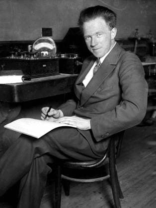 Original caption... AWARDED RESEARCH MEDAL FOR BRILLIANT SCIENTIFIC ACHIEVEMENT. Dr. Werner Heisenberg, 28, now lecturing at the University of Chicago, who has been awarded the research medal for the most brilliant scientific achievement by the Research Corporation of New York. Dr. Heisenberg won the award for his development of the Law of Uncertainty, a theory which has brought him fame in the field of theoretical physics. Note Nobel Prize in Physics 1932 persons: Werner Heisenberg sites: CHICAGO ;USA sp_sw x5600x *** Original caption AWARDED RESEARCH MEDAL FOR BRILLIANT SCIENTIFIC ACHIEVEMENT Dr. Werner Heisenberg, 28, now lecturing at the University of Chicago, who has been awarded the research medal for the most brilliant scientific a  Copyright: xXxXxXx HEISENBERG, WERNER