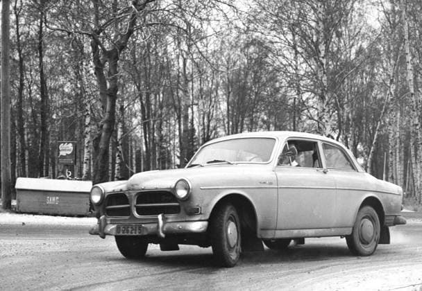 1963-12-18 Volvo Amazon. Volvo 121 Amazon, 75 SAE-hk, 4-växlad, 2-dörrars. Sverige x192x *** 1963 12 18 Volvo Amazon Volvo 121 Amazon, 75 SAE hp, 4 speed, 2 doors Sweden x192x  Copyright: xExpressen TTx VOLVO AMAZON