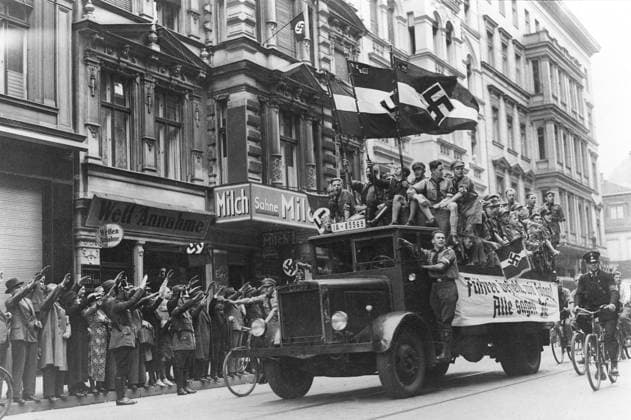 GERMANY 19-08-1934. Orig. caption... DIE VOLKSABSTIMMUNG AM 19. AUGUST 1934. Ein Truck with Hitler Youth auf der Propagandafahrt durch die Innenstadt. Germany x5600x *** GERMANY 19 08 1934 Orig caption DIE VOLKSABSTIMMUNG AM 19 AUGUST 1934 A truck with Hitler Youth on a propaganda drive through downtown Germany x5600x  Copyright: xRobertxSennecke SVTx REFERENDUM IN GERMANY 1934