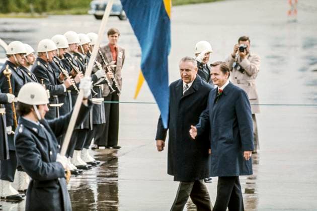 ARCHIVE 19750602. Edward Gierek, Polish communist politician, and Prime Minister Olof Palme during Gierek s visit to Sweden. To the left is a brass band with men in uniform playing and in the foreground a standard bearer with the Swedish flag. SWEDEN sp_sw x5600x *** ARCHIVE 19750602 Edward Gierek, Polish communist politician, and Prime Minister Olof Palme during Gierek s visit to Sweden To the left is a brass band with men in uniform playing and in the foreground a standard bearer with the Swedish flag SWEDEN sp sw x5600x  Copyright: xSVTxBildx GIEREK PALM