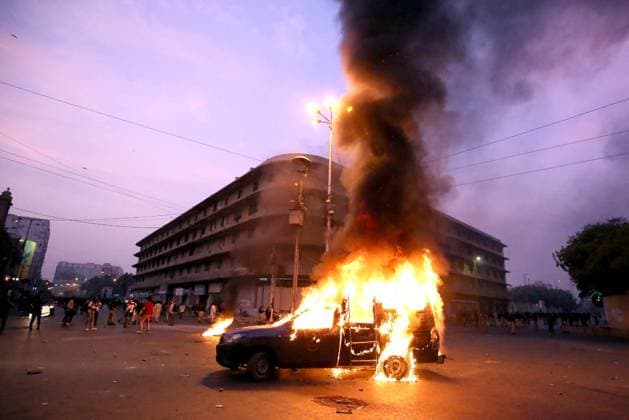 Bilder des Jahres 2024, News 10 Oktober News Themen der Woche KW41 News Bilder des Tages RECORD DATE NOT STATED KARACHI, PAKISTAN, OCT 13: A view of burning police van that set the fire by angry protesters during protest demonstration of Tehreek-e-Labbaik Pakistan (TLP) against blasphemy suspect Dr. Shahnawaz Kunbhar and sharing blasphemous posts on social media, after clash between security force and protestors, at Metropole road in Karachi on Sunday, October 13, 2024. (S.Imran Ali PPI Images). EDITORIAL USE ONLY Copyright: xx AR-ZM-131024x ppiphotos432921