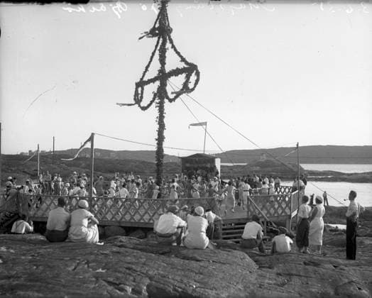 GÖTEBORG 1935-06-23. Midsommarfirande pa Björkö i Göteborgs norra skärgard. *** Local Caption *** GT Lada: Krep 2009-01 GÖTEBORG SVERIGE x2524x *** GÖTEBORG 1935 06 23 Midsummer celebration on Björkö in Gothenburgs northern archipelago Local Caption GT Lada Krep 2009 01 GÖTEBORG SWEDEN x2524x  Copyright: xKamerareportage TTx MIDSOMMARFIRANDE