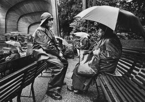 STOCKHOLM 1965. Orig. bildtetx... Best man at Skansen 1965 Note Rainwear Umbrellas Park benches Sing-alongs Conversations Profiles sites: STOCKHOLM; SWEDEN Stockholm Sweden sp_sw x5600x *** STOCKHOLM 1965 Orig bildtetx Best man at Skansen 1965 Note Rainwear Umbrellas Park benches Sing alongs Conversations Profiles sites STOCKHOLM SWEDEN Stockholm Sweden sp sw x5600x  Copyright: xBO-AJExMELLINxBAMx RAIN ON THE SKANS