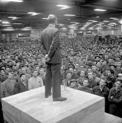Göteborg december 1956 Volvos chef Gunnar Engellau talar till arbetarna *** Local Caption *** GP 1956-7326 KAMERAREPORTAGE x2524x *** Gothenburg December 1956 Volvo boss Gunnar Engellau speaks to the workers Local Caption GP 1956 7326 KAMERAREPORTAGE x2524x  Copyright: xKamerareportage TTx 7326 - december 1956