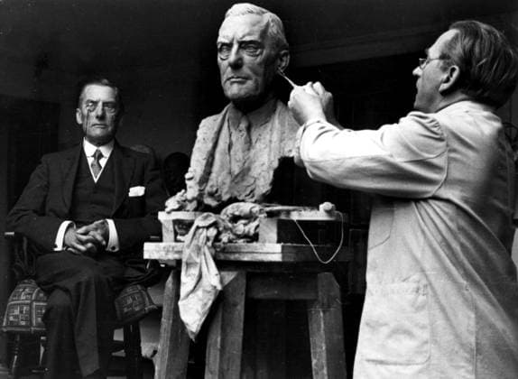 Original caption... A RENOWNED SITTER Professor Strobl, the famous Hungarian sculptor who has produced so many busts of famous statesmen and actors, and other personalities in England, is now at work on a bust of Sir Austen Chamberlain, the famous English statesman. Professor Strobl working on his bust of Sir Austen Chamberlain at his studio. Note A Chamberlain, 1863-1937, British politician, among others Foreign Minister 1924-1929. Nobel Peace Prize 1925. Monocle persons: Austen Chamberlain sites: GREAT BRITAIN sp_sw x5600x *** Original caption A RENOWNED SITTER Professor Strobl, the famous Hungarian sculptor who has produced so many busts of famous statesmen and actors, and other personalities in England, is now at work on a bust of Sir  Copyright: xXxXxXx CHAMBERLAIN, AUSTIN
