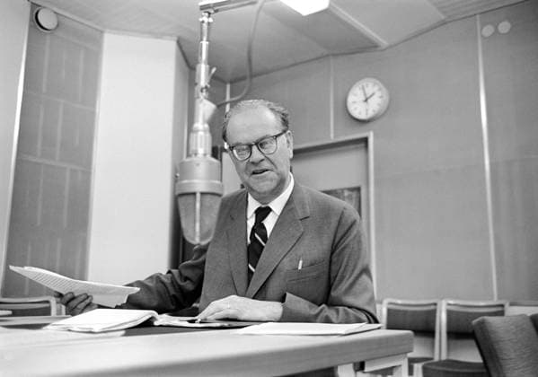 STOCKHOLM 19610830. Statsminister Tage Erlander gör sig redo för debatt i radioprogrammet Tidsspegeln. ämnet är EEC och debattmotstandare danske utrikesministerna Jens Otto Krag. STOCKHOLM SVERIGE x192x *** STOCKHOLM 19610830 Prime Minister Tage Erlander gets ready for a debate in the radio program Tidsspegeln the subject is the EEC and debate opponents Danish Foreign Ministers Jens Otto Krag STOCKHOLM SWEDEN x192x  Copyright: xALFxLIDMANx xTTx TAGE ERLANDER