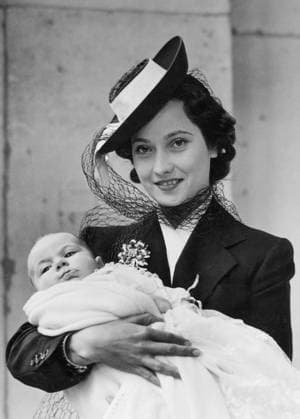 Orig. caption... MERLE OBERON AS A GOD-MOTHER Miss MERLE OBERON, the famous film star, acted as god-mother to the child of Dr. and Mrs. Paul Saint, at the christening of the child at St. George s, Hanover Square, today. Miss Oberon is seen with the child after the ceremony. Orig. caption... MERLE OBERON AS A GOD-MOTHER. 20.4.39. Miss Merle Oberon, the famous film star, photographed with CAROLINE CLARE, daughter of Mr & Mrs Paul Saint, when she acted as god-mother to the child at the christening at St. George s, Hanover Square, today. Note Oberon, Merle, 1911-1979, British actor Christening Hats Flower Godmothers Holding arms Actresses Smiles Ceremonies CD405 persons: CAROLINE CLARE SAINT;MERLE OBERON sites: GREAT BRITAIN;LONDON sp_sw x560  Copyright: xx A GODMOTHER