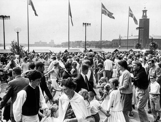 Stockholm 1966-06-25 Midsommar i Stockholm. Och även pa Riddarholmen föredrog man att halla varandra i händerna. Där började man dagen med att inviga Christian Bergs skulptur Solbaten för att senare trots hotande regnmoln fortsätta med ringlekar, tävlingar m. m. Stockholm Sverige x192x *** Stockholm 1966 06 25 Midsummer in Stockholm And also on Riddarholmen they preferred to hold hands There they began the day by inaugurating Christian Bergs sculpture Solbaten and later, despite threatening rain clouds, continued with wrestling, competitions, etc.  Copyright: xGunnarxForsberg DN TTx MIDSOMMAR STOCKHOLM