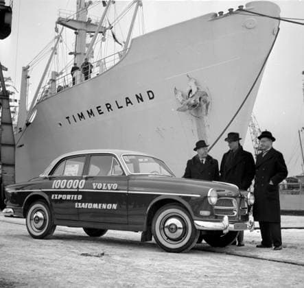 Göteborg - februari 1958 - Export av en Volvo Amazon emd fartyget Timmerland tillhörande Broströms - den vänstra mannen pa bildne är okänd, men de andra är volvochefen Gunnar Engellau och Broströmdirektören Dan-Axel Broström - *** Local Caption *** TC-J41 - manga fler negativ finns THURE CHRISTIANSSON x2524x *** Gothenburg February 1958 Export of a Volvo Amazon with the ship Timmerland belonging to Broströms the left man in the picture is unknown, but the others are Volvo manager Gunnar Engellau and Broström director Dan Axel Broström Local Caption TC J41 many more negatives are available THURE CHRISTIANSSON x2524x  Copyright: xKamerareportage TTx