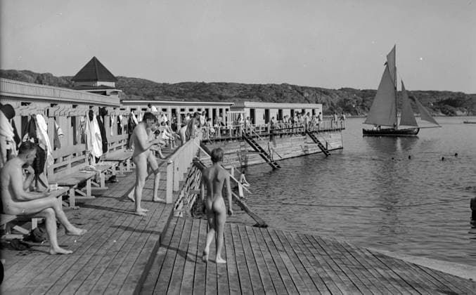 Göteborg -- 1935-06-24 - Midsommar firas med bad i Kallbadhuset i Saltholmen *** Local Caption *** Lada 1935 - 16-30 juni KAMERAREPORTAGE x2524x *** Gothenburg 1935 06 24 Midsummer is celebrated with bathing in Kallbadhuset in Saltholmen Local Caption Lada 1935 16 June 30 KAMERAREPORTAGE x2524x  Copyright: xKamerareportage TTx
