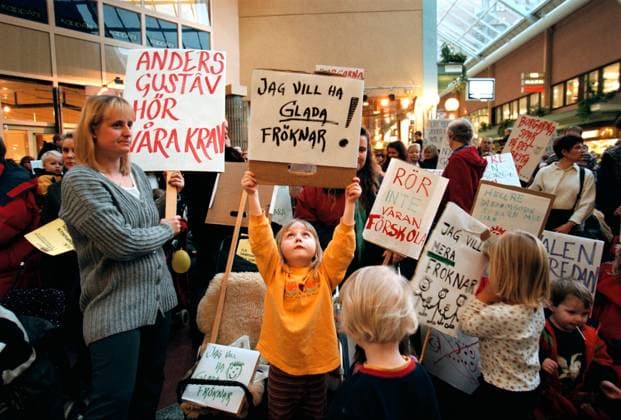STOCKHOLM 18JAN 1999 - Protester mot bantad förskola. Isabell Svensson, 5 ar, (i mitten) och hennes dagiskompisar protesterade i gar mot besparingarna i Solnas barnomsorg. STOCKHOLM SVERIGE Sverige x11x *** STOCKHOLM 18JAN 1999 Protests against cuts in preschool Isabell Svensson, 5 years old, in the middle, and her kindergarten friends protested yesterday against cuts in Solnas childcare STOCKHOLM SWEDEN Sweden x11x  Copyright: xJanxExCarlssonx