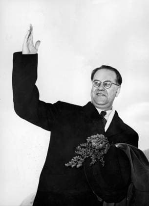 Orig. caption... THE PRIME MINISTER TRAVELS WEST Prime Minister Erlander flew this afternoon from Bromma for a short visit to the USA, where he will, among other things, meet with President Truman as well as visit Swedish villages and inaugurate a museum in Rockford. In the picture, Mr. Erlander is seen waving goodbye to the old country. Note Farewell Greetings persons: Tage Erlander sites: SWEDEN ;BROMMA sp_sw x5600x *** Orig caption THE PRIME MINISTER TRAVELS WEST Prime Minister Erlander flew this afternoon from Bromma for a short visit to the USA, where he will, among other things, meet with President Truman as well as visit Swedish villages and inaugurate a museum in Rockford In the picture, Mr Erlander is seen waving goodbye to the o  Copyright: xXxXxXx ERLANDER TRAVELS TO AMERICA