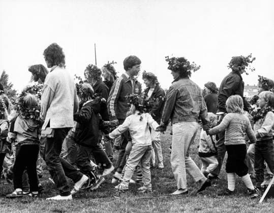 Stockholm 1984-06-19 Midsommar i Stockholm. Redan i veckan tjuvstartade dagisbarnen i Galärparken sitt midsommarfirande med langdans och blomsterkrans i haret. Stockholm Sverige x51x *** Stockholm 1984 06 19 Midsummer in Stockholm Already this week, the kindergarten children in Galärparken started their Midsummer celebrations with long dances and flower wreaths in the hare Stockholm Sweden x51x  Copyright: xOllexSeijbold DN TTx MIDSOMMAR STOCKHOLM