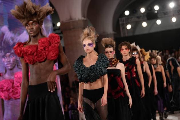 Entertainment Themen der Woche KW41 Entertainment Bilder des Tages Lisbon Fashion Week in Lisboa, Portugal - 13 Oct 2024 A model walks the runway during Valentim Quaresma fashion show at ModaLisboa Singular, Lisbon Fashion Week in Lisboa. Lisbon Portugal Copyright: xBrunoxdexCarvalhox xSOPAxImagesx brunodecarvalho_modalisboasingular-6305