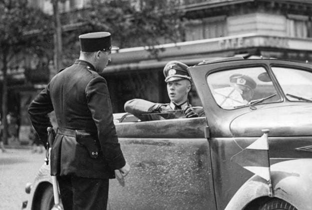 PARIS 1940-07-08 Orig. caption... German officers query French policeman who shows them the way. Paris France sp_sw x5600x *** PARIS 1940 07 08 Orig caption German officers query French policeman who shows them the way Paris France sp sw x5600x  Copyright: xAcme SVTx THE GERMANS IN PARIS