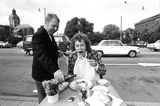 Ulf Elfving, journalist Sweden Aftonbladet eats surströmming at Strömmen 1972 08 17 c NILSSON STIG GÖRAN Aftonbladet IBL Bildbyra EXPRESSEN OUT AFTONBLADET 2016 Stockholm Sweden Swedish celebrities x2512x  Copyright: xAftonbladet TTx Ulf Elfving äter surströmming