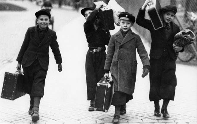 Andra världskriget i Skane Malmö dec 1939. Skolbarn vid evakueringen evakueringsövning. Malmö Sverige 1930-tal, andra världskriget x2503x *** World War II in Skane Malmö dec 1939 Schoolchildren at the evacuation evacuation exercise Malmö Sweden 1930s, World War II x2503x  Copyright: xSydsvenskanx xIBLxBildbyrax