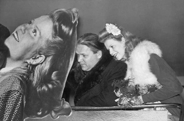Orig. caption... KRISTINA SÖDERBAUM WATCHED THE PREMIERE OF THE GOLDEN CITY ON THE MIRROR MONDAY NIGHT. Kristina Söderbaum together with her husband Dr. Veit Harlan at a giant enlargement from the film The Golden City. Note K Söderbaum, 1912-2001, Swedish actor active in Germany, appeared in many propaganda films with her husband director Veit Harlan CD401 persons: VEIT HARLAN;KRISTINA SÖDERBAUM sites: STOCKHOLM;SWEDINER;GERMANY* sp_sw x5600x *** Orig caption KRISTINA SÖDERBAUM WATCHED THE PREMIERE OF THE GOLDEN CITY ON THE MIRROR MONDAY NIGHT Kristina Söderbaum together with her husband Dr. Veit Harlan at a giant enlargement from the film The Golden City Note K Söderbaum, 1912 2001, Swedish actor active in Germany, appeared in many p  Copyright: xx KRISTINA SÖDERBAUM WITH HUSBAND AT FILM PREMIERE