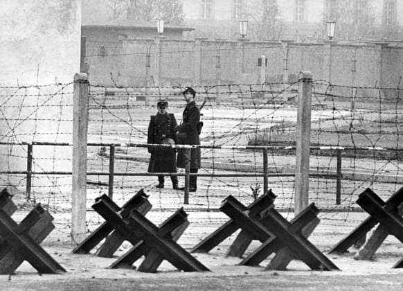 BERLIN 1962-12-15. Västberlin Östberlin. Över tre miljoner människor lever i Berlinmurens skugga. Beväpnade soldater bevakar natt och dag öst-västridan av taggtrad, fordonshinder och betong. Bara militär, ett fatal västberlinare med arbete i östzonen samt genomtrogna kommunister far passera. Berlin Västyskland x59x *** BERLIN 1962 12 15 West Berlin East Berlin Over three million people live in the shadow of the Berlin Wall Armed soldiers guard the east-west border of barbed wire, vehicle barriers and concrete night and day Only the military, a fatal West Berliner working in the eastern zone and staunch communists are allowed to pass Berlin West Germany x59x  Copyright: xCarl-ErikxSundström DN TTx BERLINMUREN