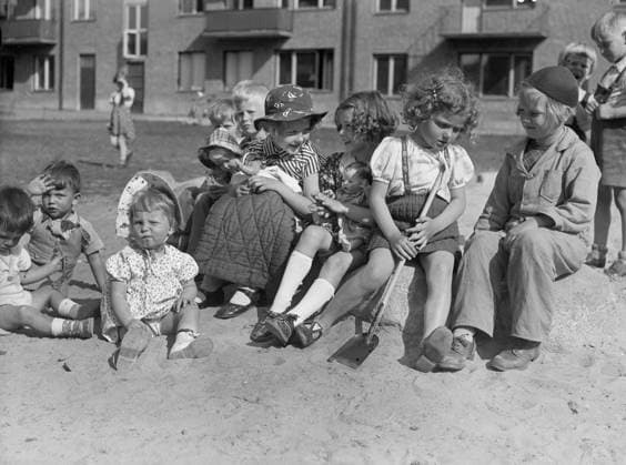 GÖTEBORG 1940-05-24. Barn leker i sandlada. *** Local Caption *** GT - Lada Krep 2010-01 GÖTEBORG SVERIGE x2524x *** GÖTEBORG 1940 05 24 Children playing in sand barn Local Caption GT Lada Krep 2010 01 GÖTEBORG SWEDEN x2524x  Copyright: xKamerareportage TTx BARN I SANDLADA