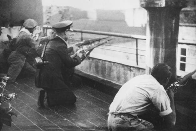 Orig. caption... LA GUERRE CIVILE EN ESPAGNE N.P.M. Des Miliciens et un Garde d Assaut en surveillance sur la terrasse d un immeuble Ã Madrid. Note Rifle Aim CD421 sites: MADRID;SPAIN sp_sw x5600x *** Orig caption THE CIVIL WAR IN SPAIN N P M Militiamen and an Assault Guard on surveillance on the terrace of a building in Madrid Note Rifle Aim CD421 sites MADRID SPAIN sp sw x5600x  Copyright: xx GOVERNMENT TROOPS IN MADRID