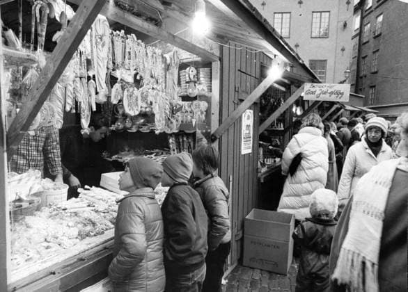 Stockholm 1983-11-26 Julmarknad pa stortorget i Gamla stan. Trots att det var sju grader varmt, slaskigt pa gatorna och dimman och regnmolnen hängde som en vat disktrasa över Stockholm, startade julen pa lördagen. PaStortorget i Gamla stan var det helsvenskt med hantverk fran Gotland och spettekakor i Skane. Stockholm Sverige x35x *** Stockholm 1983 11 26 Christmas market on the main square in the Old Town Despite the fact that it was seven degrees hot, slushy on the streets and the fog and rain clouds hung like a wet dishcloth over Stockholm, Christmas started on Saturday On the main square in the Old Town there was all-Swedish with crafts from Gotland and cakes in Skane Stockholm Sweden x35x  Copyright: xArnexJönsson DN TTx JULMARKNAD STOCKHOLM