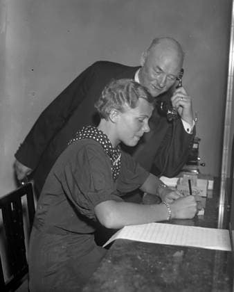 GÖTEBORG 1936-08-19. Ung kvinna sitter och skriver medan hennes chef (troligen) kollar henne samtidigt som han pratar i telefon. *** Local Caption *** GT Lada 1936-aug-01 GÖTEBORG SVERIGE x2524x *** GÖTEBORG 1936 08 19 Young woman sits and writes while her boss probably checks her while talking on the phone Local Caption GT Lada 1936 Aug 01 GÖTEBORG SWEDEN x2524x  Copyright: xKamerareportage TTx MAN MED TELEFON OCH SKRIVANDE KVINNA
