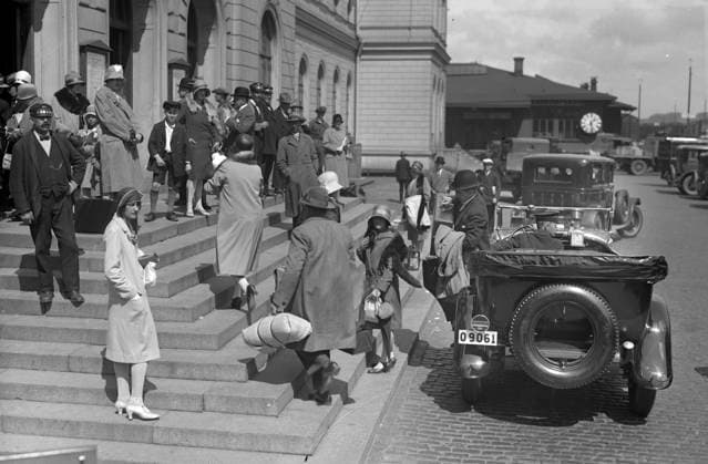 Göteborg - 1929-06-22 - Midsommar och Midsommarfirarna lämnar staden - här vid tagstationen vid Bergslagsbanan - *** Local Caption *** Lada 1929-13 KAMERAREPORTAGE x2524x *** Gothenburg 1929 06 22 Midsummer and Midsummer celebrators leave the city here at the day station at Bergslagsbanan Local Caption Lada 1929 13 KAMERAREPORTAGE x2524x  Copyright: xKamerareportage TTx