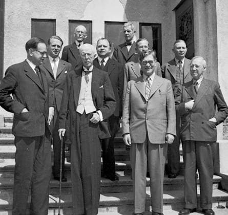 Juli 1947 Göteborg Särö Kung Gustaf V har konselj med regeringen i Särö. Fr.v. statsminister Tage Erlander , längst till höger finansminister Ernst Wigfors och ovanför honom försvarsminister Per Edvin Sköld *** Local Caption *** GP Royal - early days KAMERAREPORTAGE SÄRÖ SVERIGE POL x2524x *** July 1947 Gothenburg Särö King Gustaf V has a concert with the government in Särö From left Prime Minister Tage Erlander , far right Finance Minister Ernst Wigfors and above him Defense Minister Per Edvin Sköld Local Caption GP Royal early days KAMERAREPORTAGE SÄRÖ SVERIGE POL x2524x  Copyright: xKamerareportage TTx KUNG GUSTAF V KONSELJ SÄRÖ