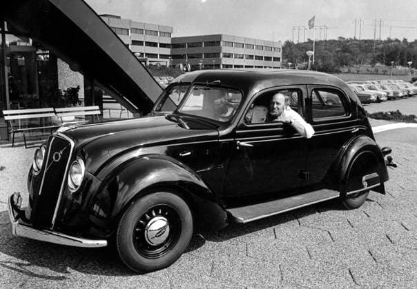 1974-08-23 Volvo PV 36 Carioca . Expressens Karl-Henrik Karlsson i den gamla lyxbilen. Observera luckan för bakhjulet och det rejäla fotsteget. När solskyddet fälls ner ser föraren inget. En märklig upplevelse . . . Sverige x28x *** 1974 08 23 Volvo PV 36 Carioca Expresss Karl Henrik Karlsson in the old luxury car Note the hatch for the rear wheel and the sturdy footstep When the sun visor is folded down, the driver sees nothing A strange experience Sweden x28x  Copyright: xSörenxKarlson Expressen TTx VOLVO PV