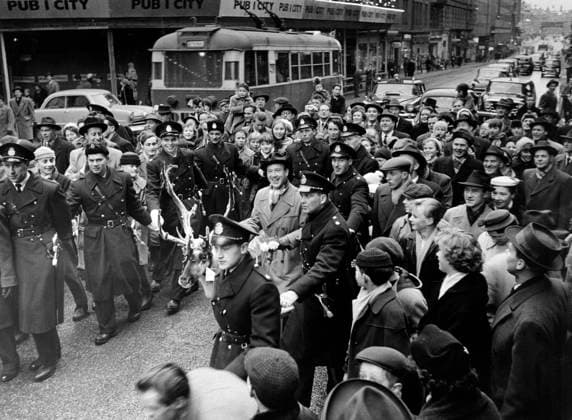 STOCKHOLM 12 01 1957. FREE FOR ALL Quiz on the radio. Aired during the 1958 season. Here, the police are seen coming to the aid of the presenter Lennart Hyland, as he takes his reindeer, a gift from Kiruna, to Skansen through the city s streets. Stockholm Sweden sp_sw x5600x *** STOCKHOLM 12 01 1957 FREE FOR ALL Quiz on the radio Aired during the 1958 season Here, the police are seen coming to the aid of the presenter Lennart Hyland, as he takes his reindeer, a gift from Kiruna, to Skansen through the city s streets Stockholm Sweden sp sw x5600x  Copyright: xJarlxEkenryd SVTx FREE FOR ALL