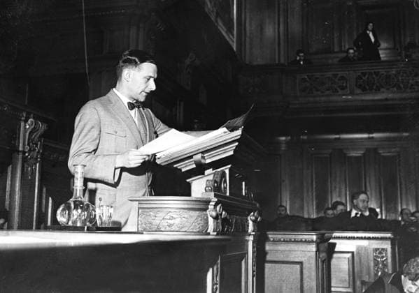Orig. caption... WEITERE KUNDGEBUNGEN GEGEN Â¬ß 218. Am Sonnabend fand im grossen Saal des Volkswohlfahrtsministerium eine Kundgebung des deutschen Komites für Geburtenregelung statt mit dem Thema Wie lange noch Abtreibungsparagraph. Zur Discussion wurden Mediziner und Politiker eingeladen. U.B.z. Dr. Friedrich Wolf bei seiner Rede 9.3.31. Note F Wolf, 1888-1953, German doctor, writer and communist politician. Birth Control Child Control Abortion Legislation Speakers Audience Bow Tie Decanters Profiles Speakers Chairs CD599 persons: FRIEDRICH WOLF sites: BERLIN;GERMANY sp_sw x5600x *** Orig caption WEITERE KUNDGEBUNGEN GEGEN Â¬ß 218 On Saturday, a rally of the German Committee for Birth Control was held in the large hall of the Ministry  Copyright: xx FRIEDRICH WOLF
