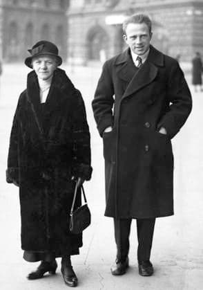 STOCKHOLM 1933-12-10. Werner Heisenberg, tysk fysiker som mottog Nobelpriset i fysik 1932 för sina grundläggande bidrag till kvantmekaniken, här tillsammans med sin mor. Stockholm Sverige x192x *** STOCKHOLM 1933 12 10 Werner Heisenberg, German physicist who received the Nobel Prize in Physics in 1932 for his fundamental contributions to quantum mechanics, here with his mother Stockholm Sweden x192x  Copyright: xDN TTx WERNER HEISENBERG