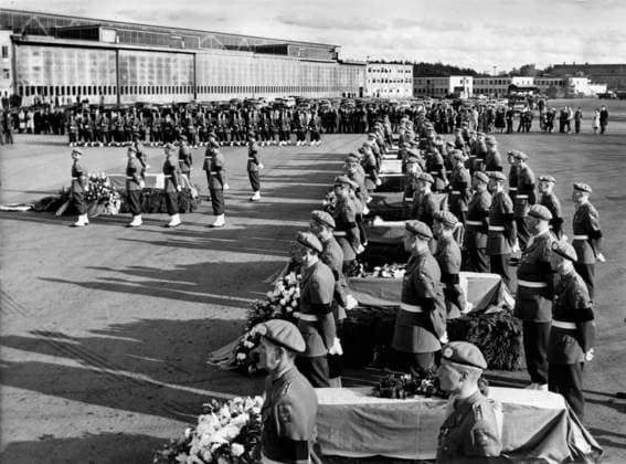 STOCKHOLM 1961 09 28 Dag Hammarskjöld s homecoming The coffins with the remains of Dag Hammarskjöld and his fellow passengers surrounded by UN soldiers and grieving relatives at a me  Copyright: xRxPetterson SVTx HAMMARSKÃLD S HOMECOMING DAY