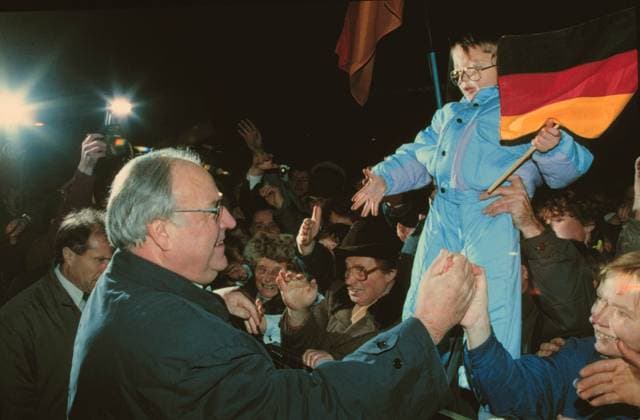 ARKIV 25NOV90 - Tyske förbundskanslern Helmut Kohl omringas av jublande beundrare under valkampanjen i de fem nya tyska delstaterna. GER x69x *** ARCHIVE 25NOV90 German Chancellor Helmut Kohl is surrounded by cheering fans during the election campaign in the five new German states GER x69x  Copyright: xHakanxLindgrenx